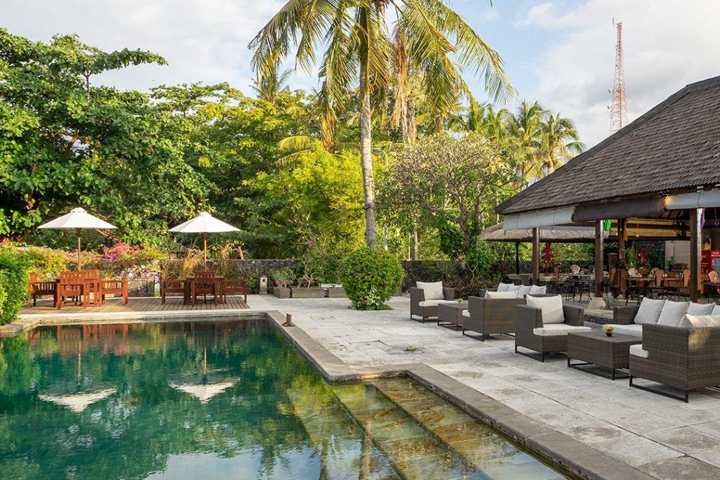 Restaurant and swimming pool at Mimpi Resort Tulamben in East Bali